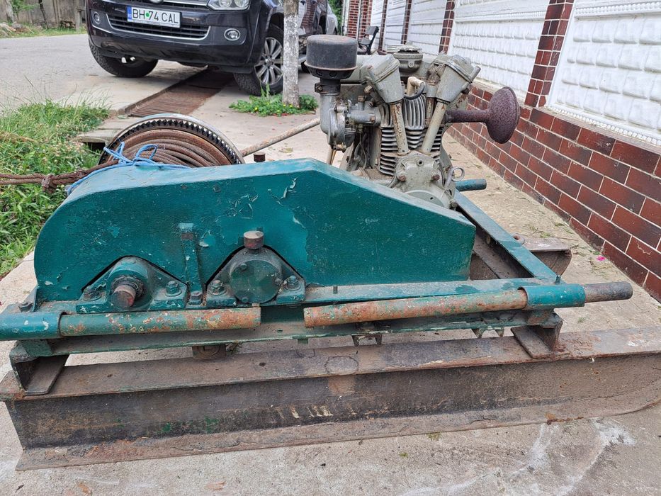 Troliu cu motor cu benzina