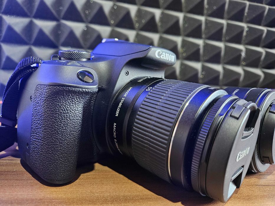 Canon EOS 2000D + Обектив , Стойка , Чанта с дъждобран за фотоапарат