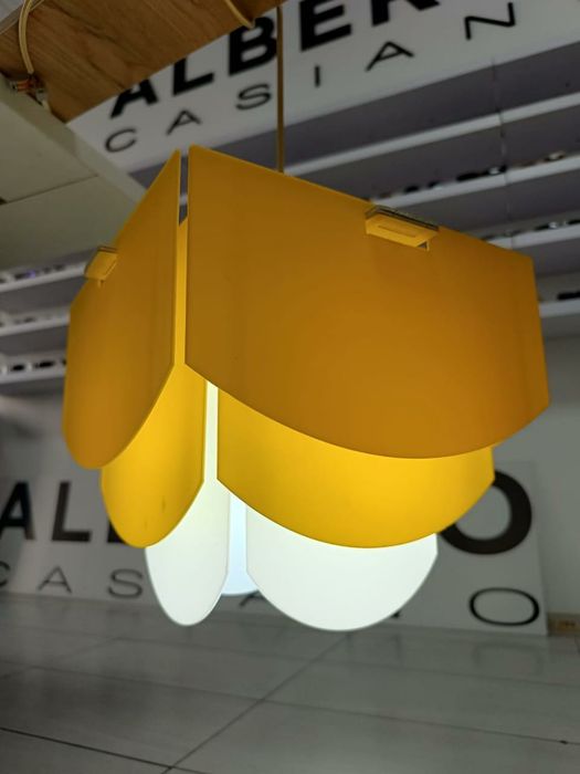 Светильник потолочный.