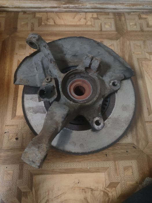 Цапфа кулак гольф 3 в сборе