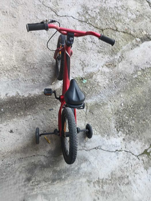 детси велосипед Specialized с опорни колела, които се махат