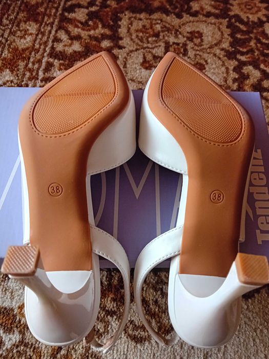 Бели обувки с висок ток