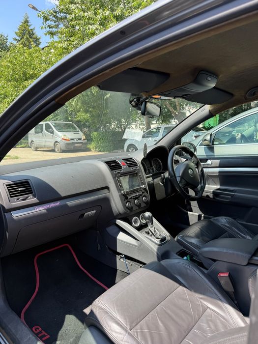 Golf 5 GTI 2007, DSG, 2.0 TFSI, 310.000 km, volan dreapta. Motorul este stricat  se vinde doar întreagă. 1.500 € negociabil.