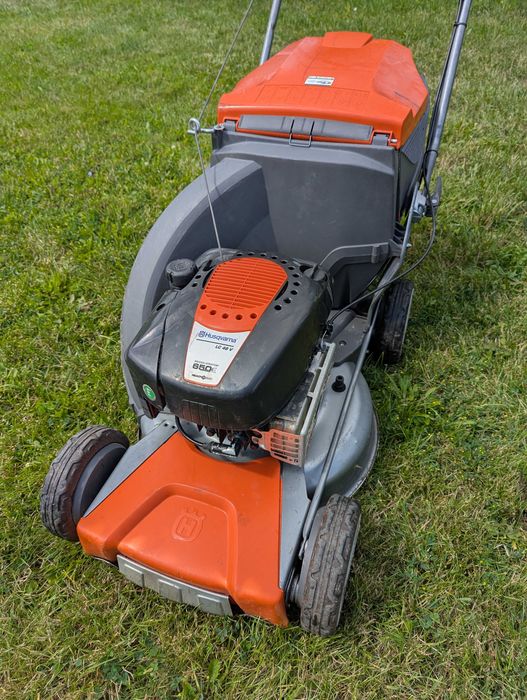 Masina de tuns iarba cu tractiune Husqvarna
