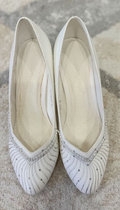 Продам женские белые туфли