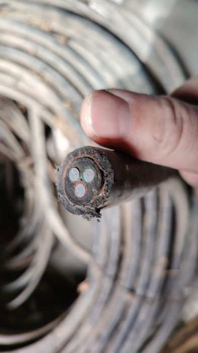 Cablu electric cu trei fire