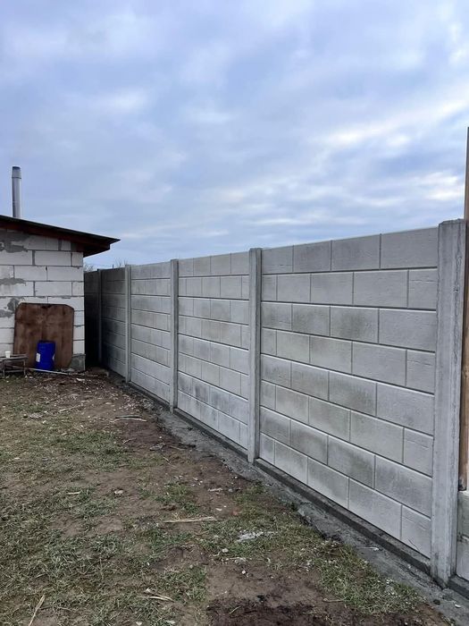 Garduri si porti din panouri stil jaluzele, sipca metalica, tabla cutata, plasa bordurata, fier forjat, BCA sau beton si alte modele disponibile