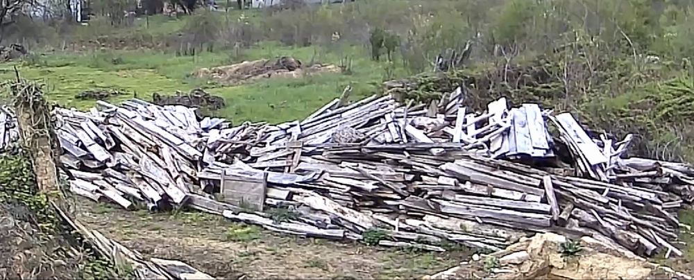 Стари греди от стара къща и плевня