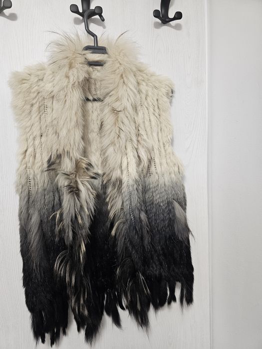 Vesta blana naturala pe material tricotat