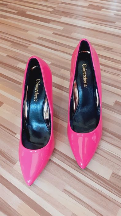 Продавам - Дамски лачени елегантни обувки - 35 номер