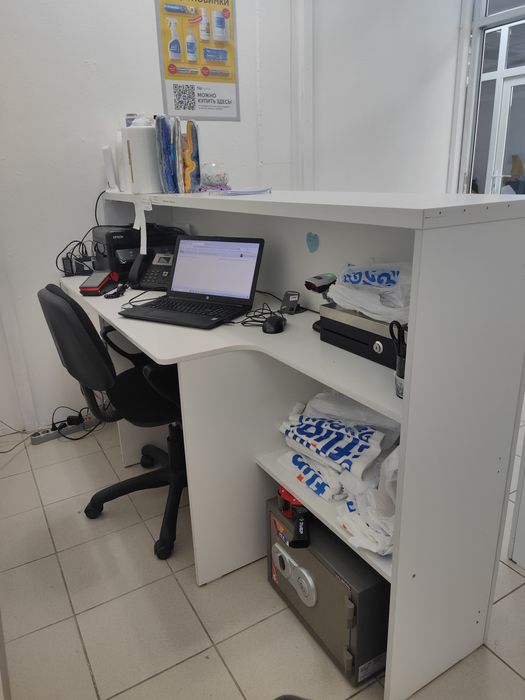 Продам ресепшен тумбу и стеллаж