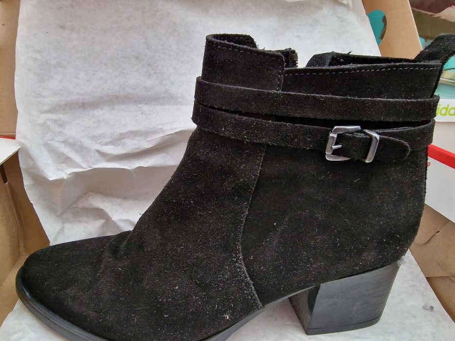 Черни обувки с малък ток