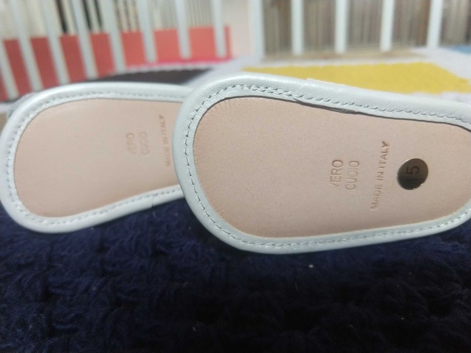 Продавам нови детски елегантни сандали, естествена кожа,15 номер.