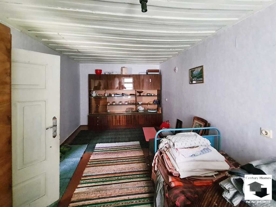 140333 Двуетажна къща с кладенец и гараж в с. Долна Липница