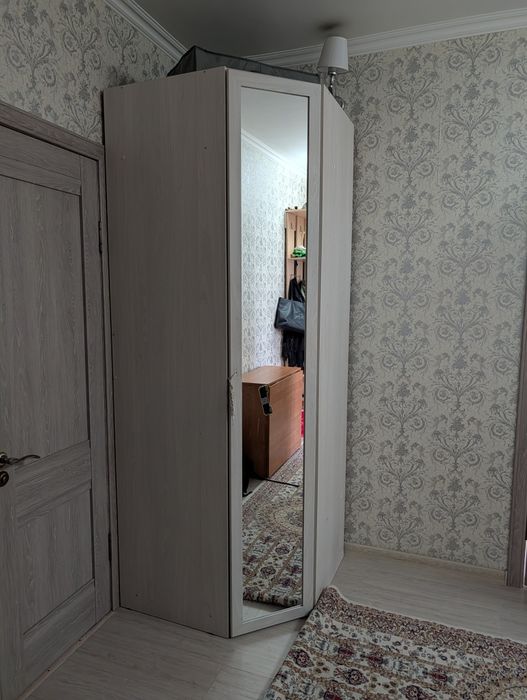 Угловой шкаф с зеркалом