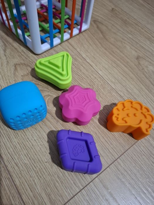 Jucarie senzoriala moale si cub forme Fat Brain Toy