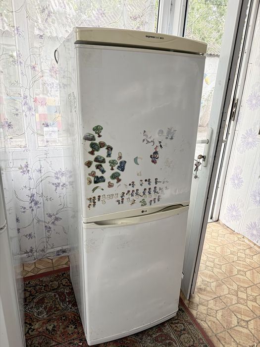Продам Холодильник LG
