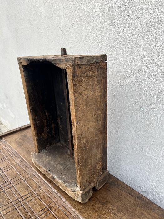 Caseta taraneasca veche lemn plop cu o traversa fier forjat