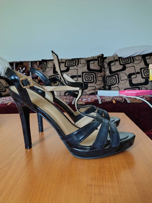 Sandale negre cu toc