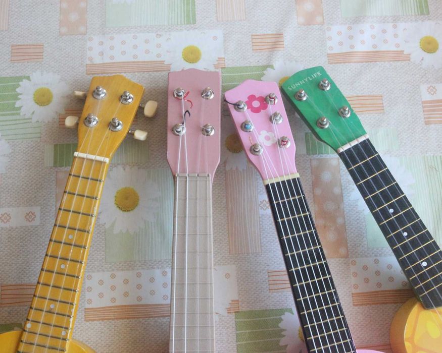 Ukulele Classical - дървени , звучат добре.