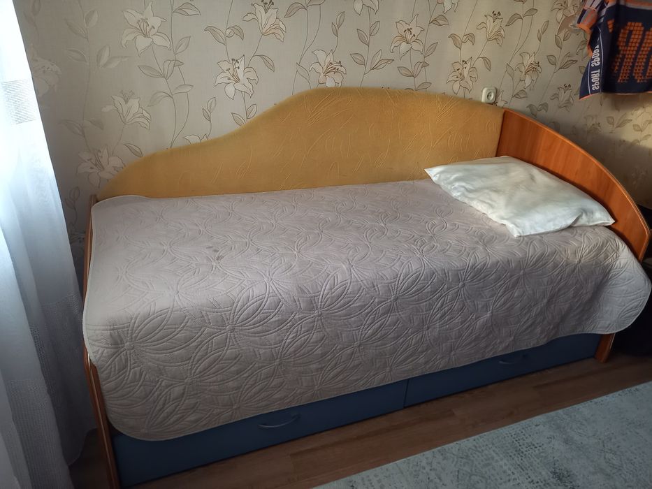 Кровать с деревянным изголовьем и выдвижными ящиками