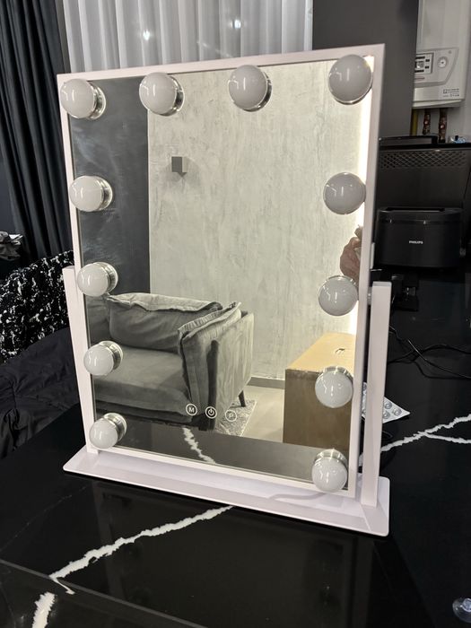 200lei oglindă machiaj   cu LED si lupa-uri