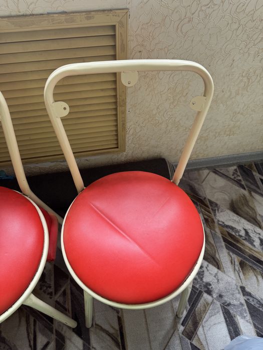 Продам четыре кухонных стула б/у