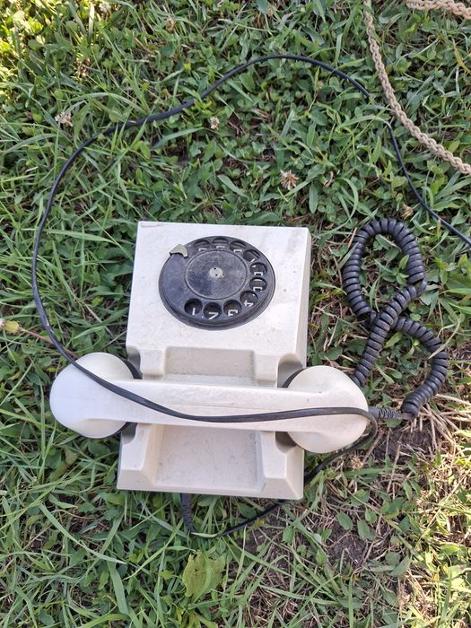 Vand 2 telefoane fixe vechi ,antice