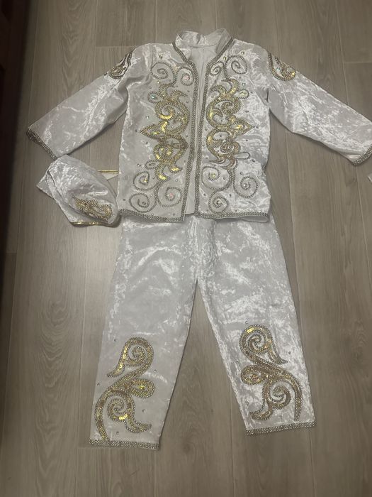 Национальная одежда на 3-4 г и 5-6 лет, почти новый, один раз одевали