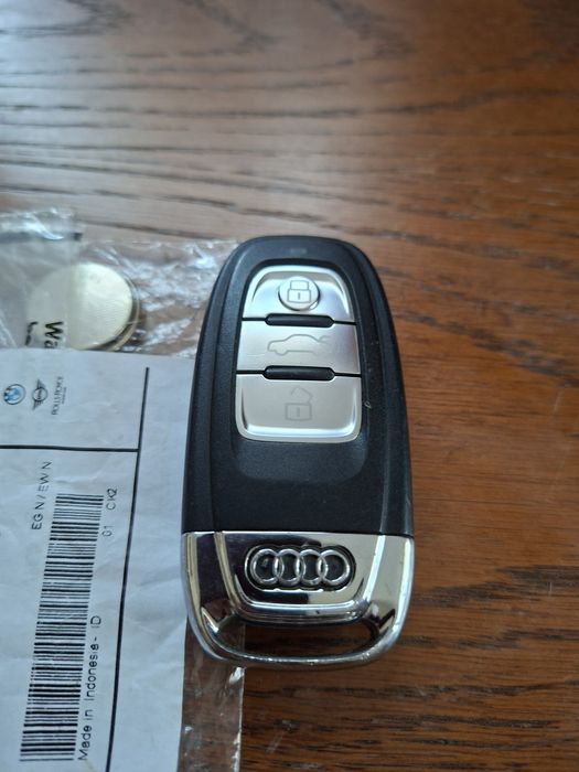 CHEIE ORIGINALĂ cu telecomandă Audi  A6 - OEM
Vând cheie cu telecomandă