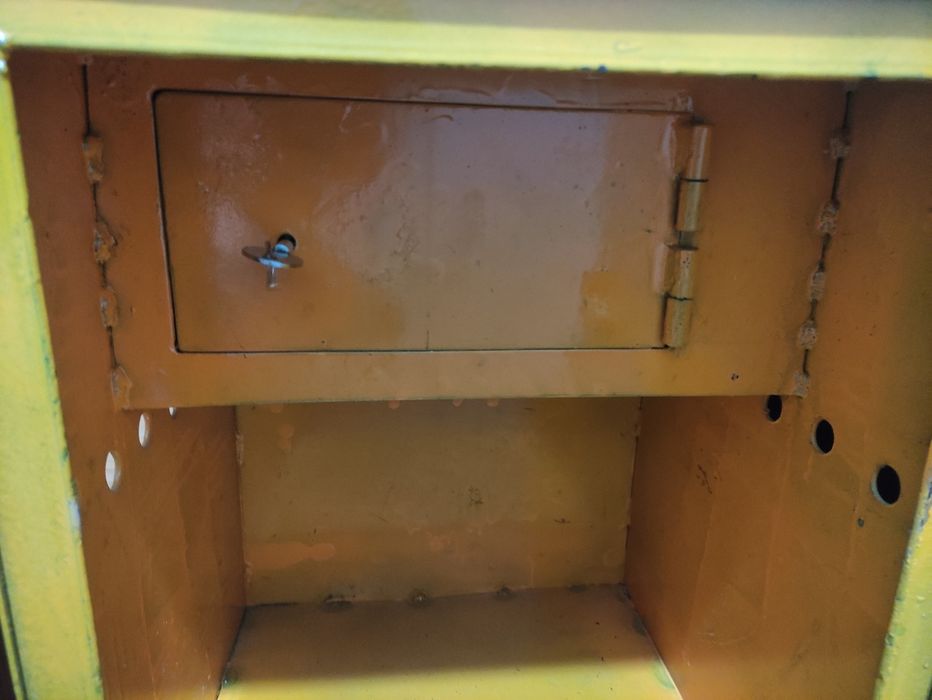 Сейф железный бытовой .