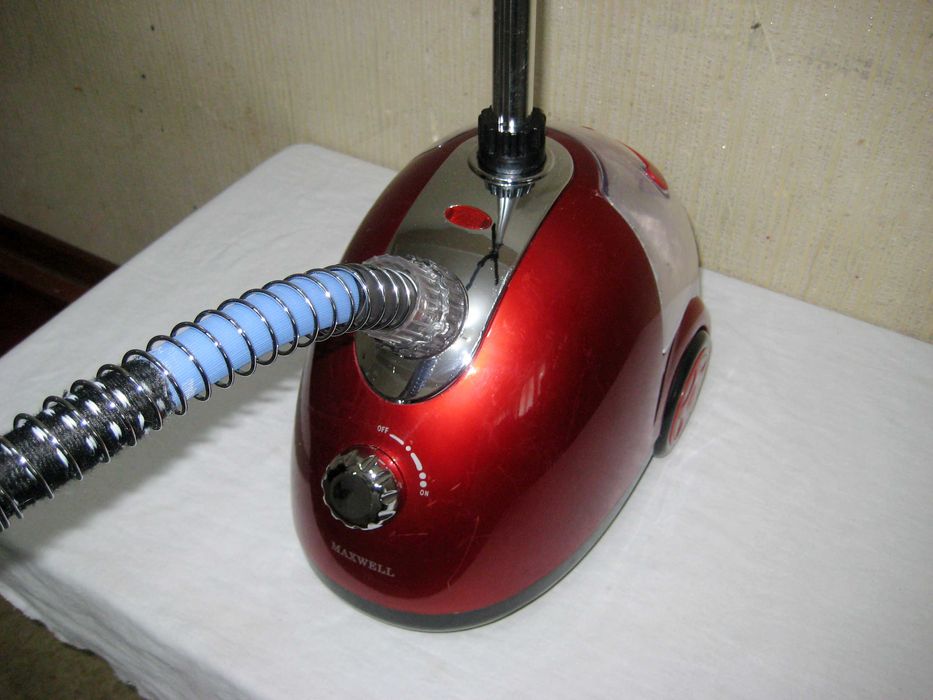 Паровой утюг MAXWELL отличном рабочим состоянии!