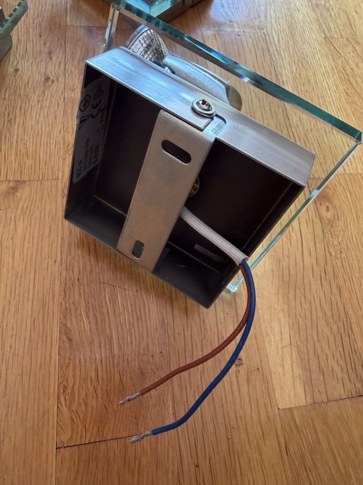 Лампи (аплици)за стена, окомплектовани с крушки