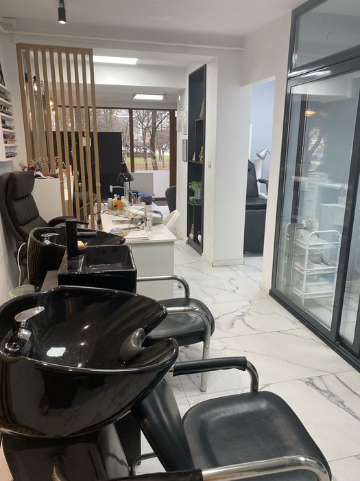 Vând spațiu comercial amenajat complet ptr salon de îmfrumuțesare