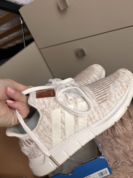 Маратонки Adidas бели със златно Swift Run