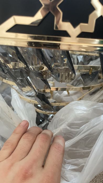 Продам люстру  новая