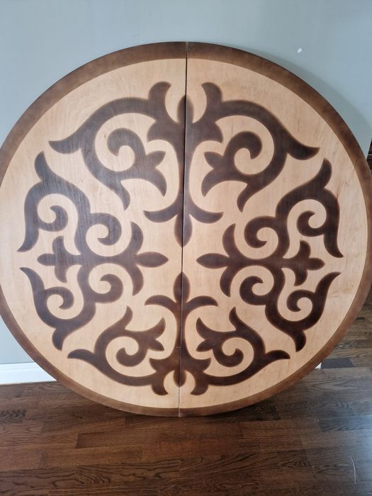 Стол компьютерный и круглый казахский