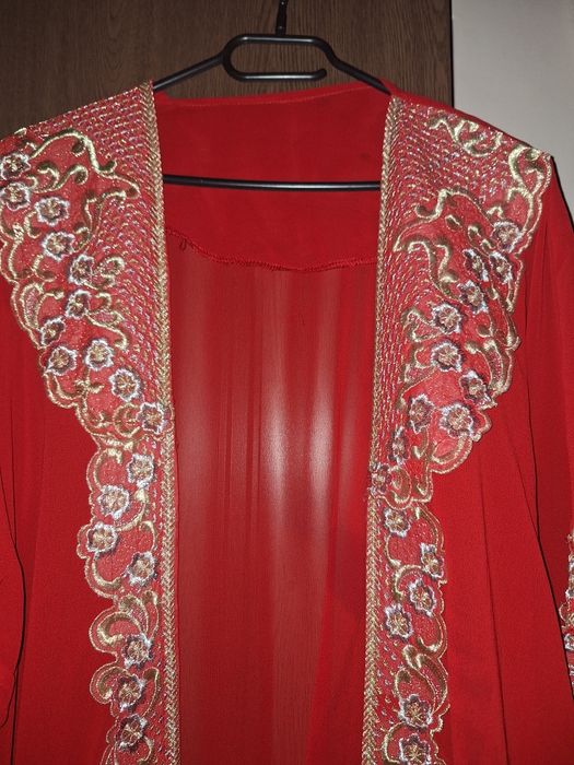 Capot deosebit,rosu,marime mare 50-54