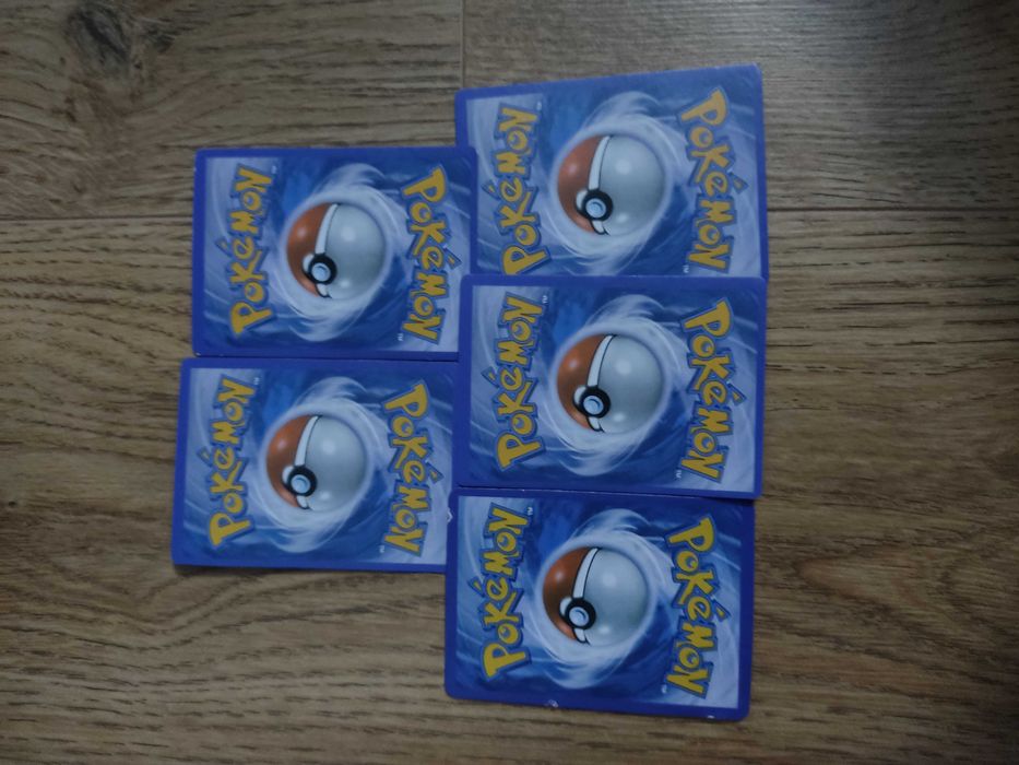 Pokemon карти-5 на брой са и не са истински но имат някаква стойност