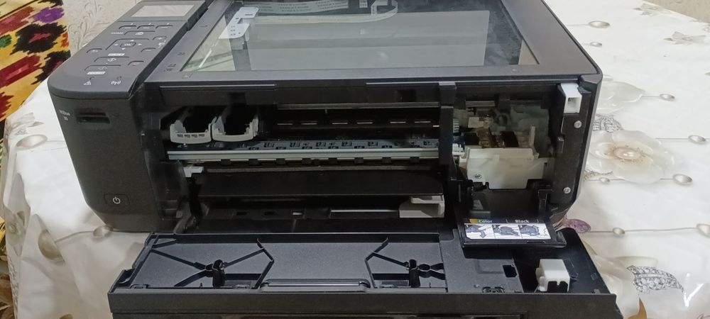 Принтер цветной почти новый нужен заправить краску