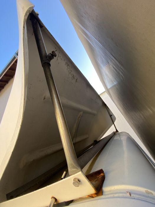 Спойлер/добавка над кабината