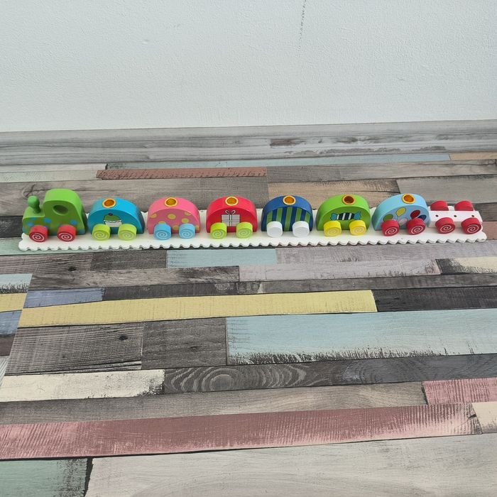 Trenuleț suport pentru lumânări de aniversare