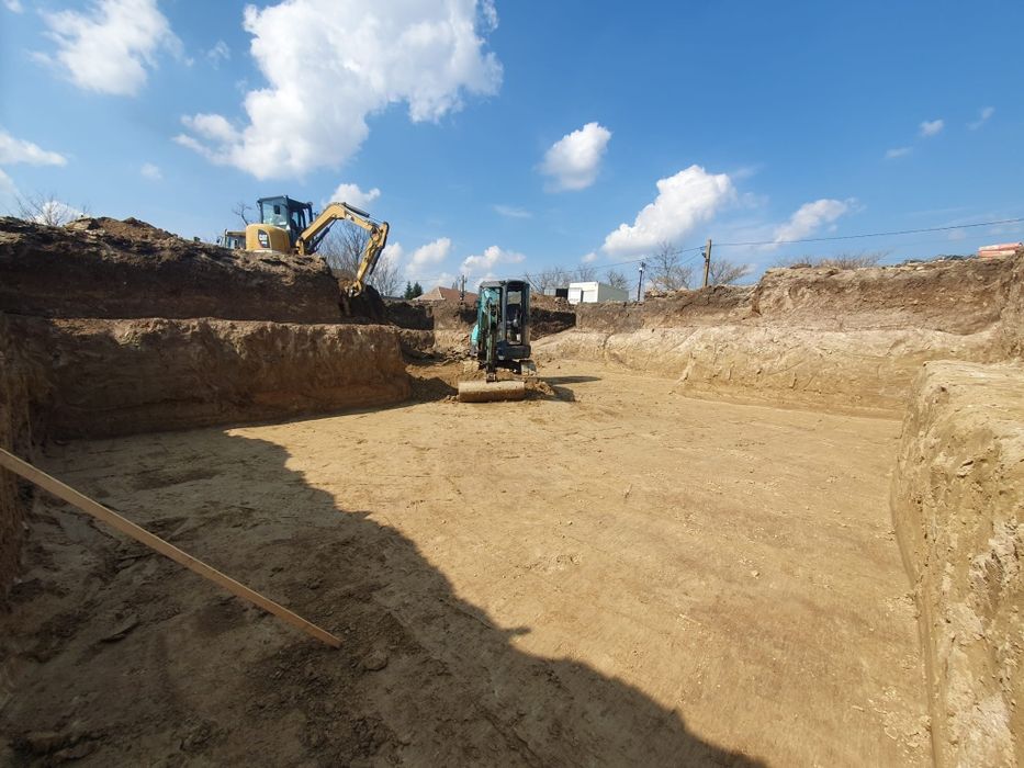 Închiriez miniexcavator cu picon