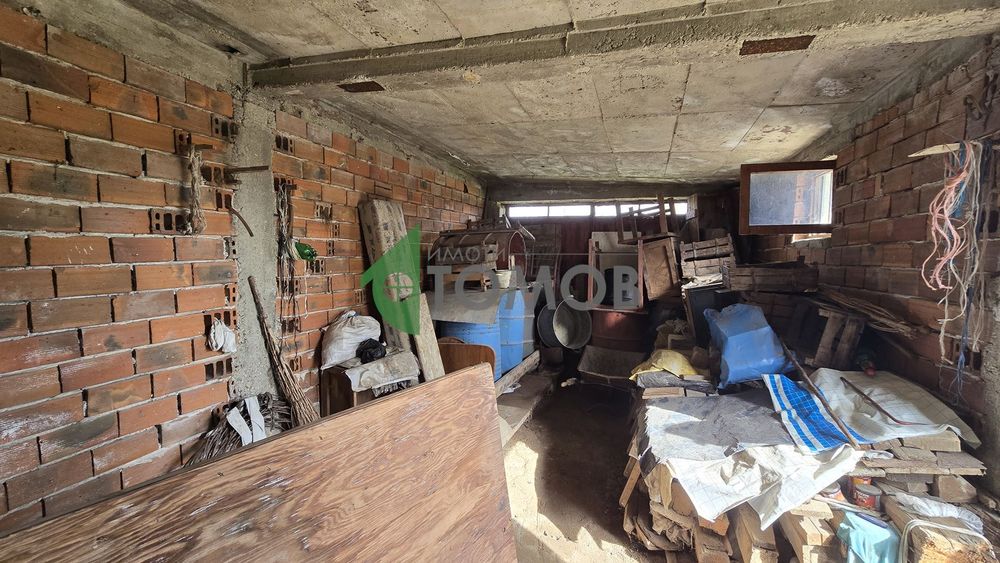 Здрава триетажна къща в село Загоре