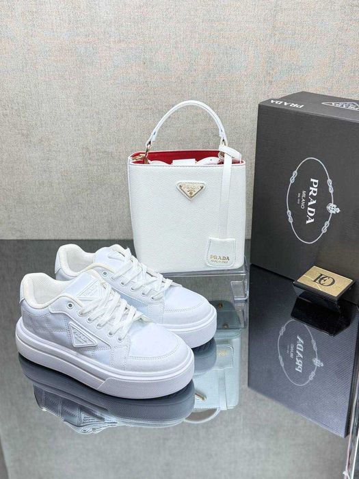 Adidași și geanta la set