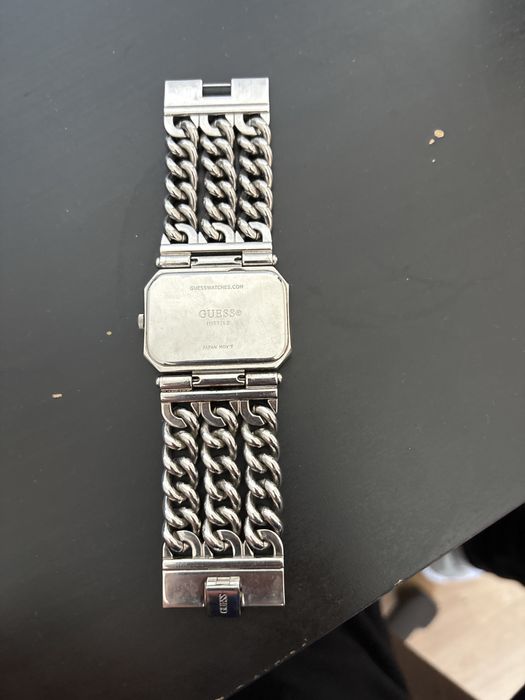 Ceas GUESS este foarte bine intretinut si o fost purtat de sora mea