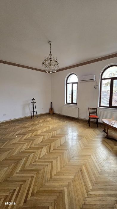 Apartament deosebit cu 4 camere spațioase, în zonă centrală