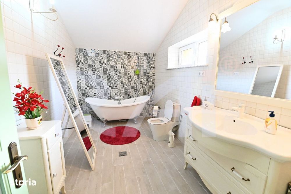 Casa cu stil, noua si la cheie, cu o curte superba, in zona centrala