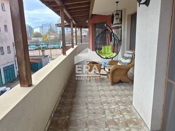 Луксозен тристаен апартамент в кв.Дружба