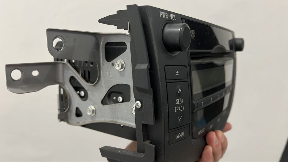 Продается магнитола на Рав4